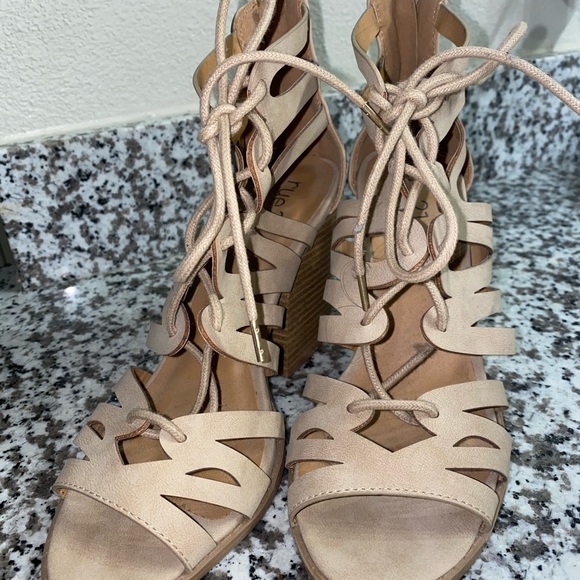 Tan heels. - Picture 2 of 3